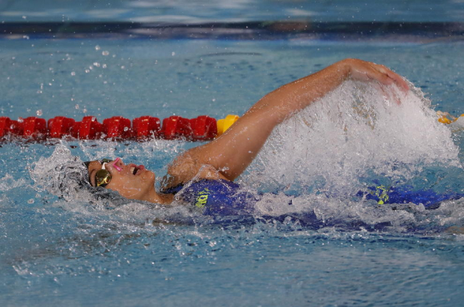 Una nadadora entrena en una piscina.