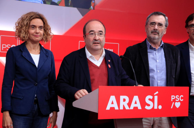 El líder del PSC, Miquel Iceta, con los candidatos electos Meritxell Batet y Manuel Cruz.