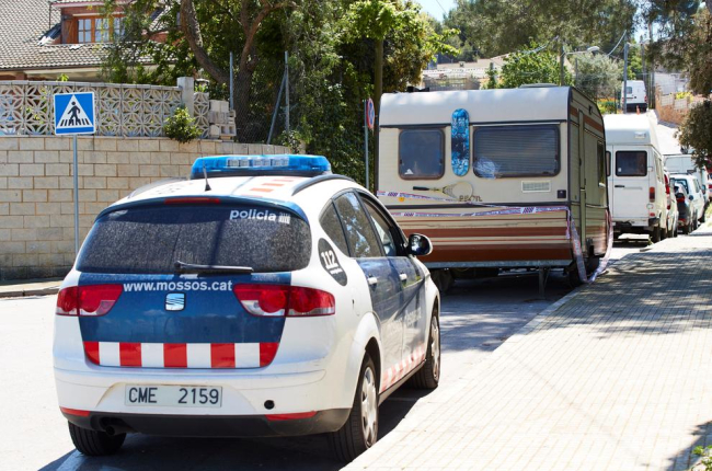 Un coche de Mossos custodia la autocaravana del presunto asesino en serie, aparcada en Les Planes.
