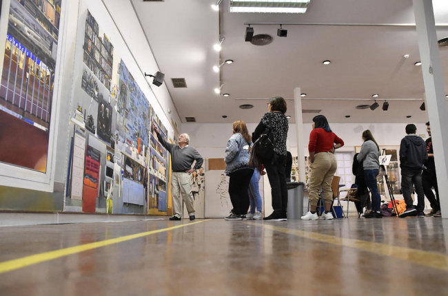 El artista leridano, comentando sus obras en su exposición en el Colegio de Arquitectos de Almería.