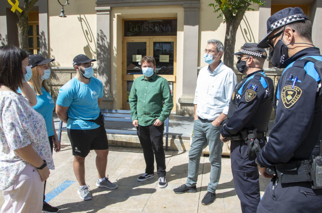 Agentes cívicos de Guissona (camiseta azul) que controlan la desescalada, en imagen de archivo. 
