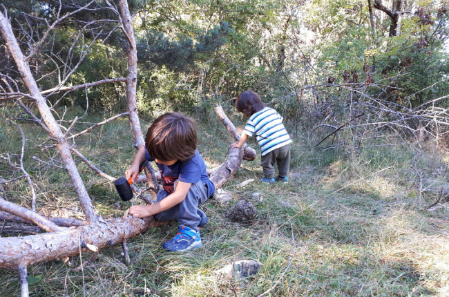 Nens de l’escola bosc Arrels de Bellver de Cerdanya, que funciona amb èxit des del setembre de l’any passat.