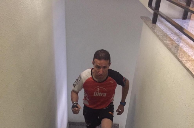 Raúl Arenas, entrenant-se a les escales de casa.