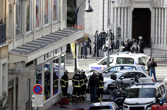 Policías y bomberos frente a la basílica de Nuestra Señora, en el centro de la ciudad de Niza.