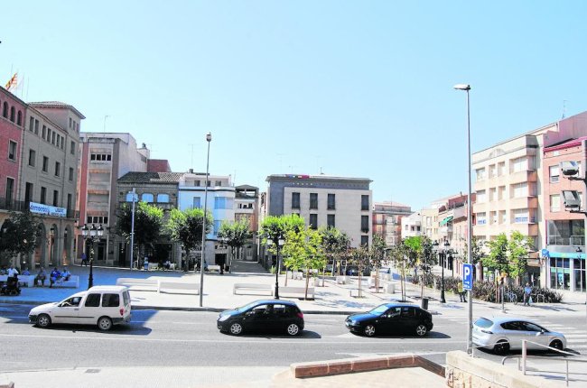 El carrer Ferrer i Busquets, davant de la plaça de l’Ajuntament.