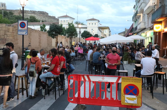 Tramo de la calle Sant Martí de Lleida, ayer cortada al tráfico para las terrazas de bares y restaurantes.