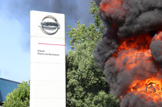 Les flames de pneumàtics cremats en les protestes a Nissan.