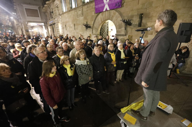 Per la llibertat dels presos - Com cada dilluns des de fa més de dos anys, els cantaires es van congregar de nou ahir davant de la Paeria per exigir la llibertat dels líders independentistes empresonats per l’1-O i el lliure retorn a Catalunya ...