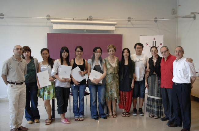 Zhao Mon, primera noia xinesa a l'esquerra de la imatge, amb professorat de la facultat de Lletres i altres estudiants xineses