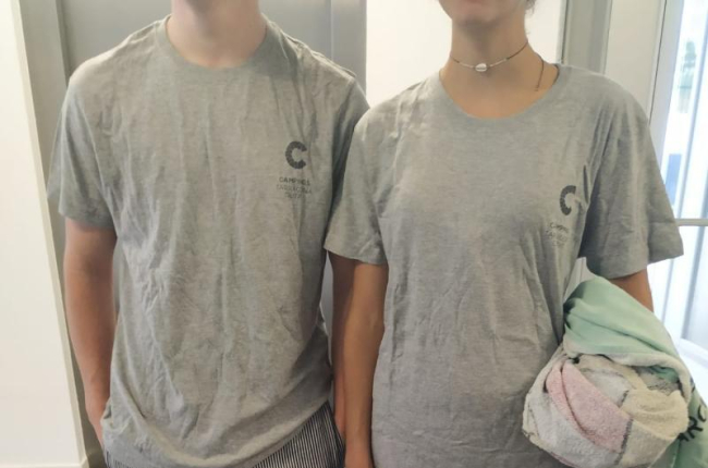 La pareja de leridanos, de 20 y 21 años, con la ropa del kit.