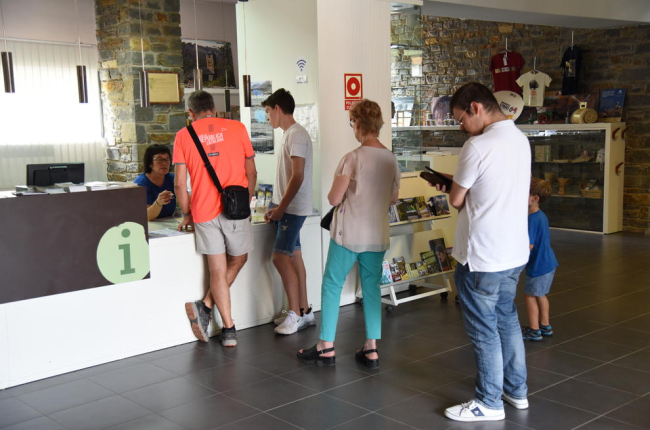 Imatge de visitants demanant informació a l’oficina de turisme de Sort la setmana passada.