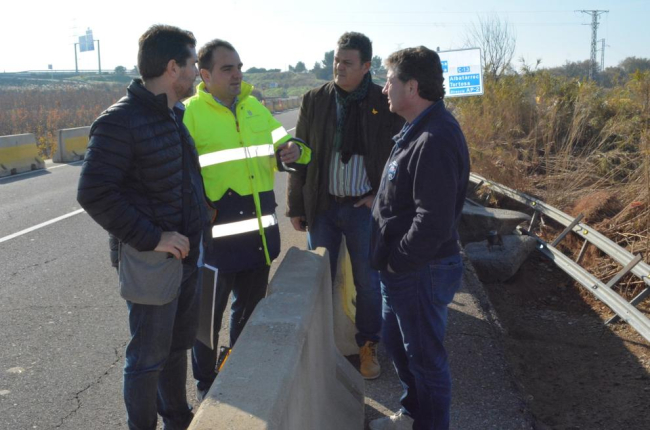 El vicepresidente de la Diputación, Ferran Accensi, visitó ayer el tramo de carretera que se inundó.