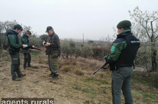 Agents Rurals amb armilles antibales i armes en una inspecció.