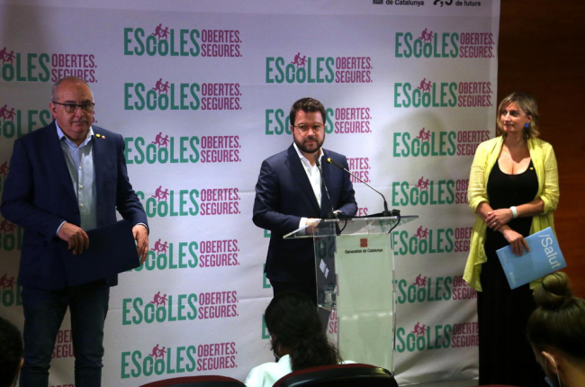El conseller d'Educació, Josep Bargalló; el vicepresident del Govern, Pere Aragonés, i la consellera de Salut, Alba Vergés, durant la roda de premsa.