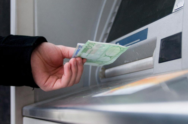 Imagen de una persona sacando dinero de un cajero automático.