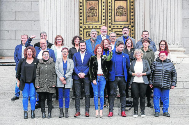 Foto de família dels diputats i senadors d’ERC després d’entregar les credencials com a electes.