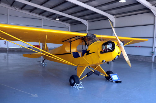 Restauran el 'Piper J3', el avión matriculado con permiso de vuelo más antiguo del Estado