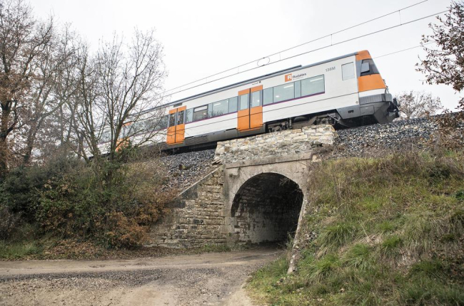 Tren aturat sobre un pont a prop de Sant Guim de Freixenet.
