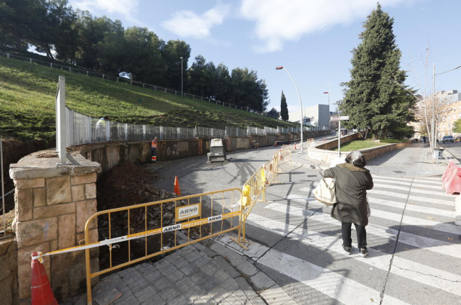 Cortada la calle Camp de Mart por obras en la acera y el talud