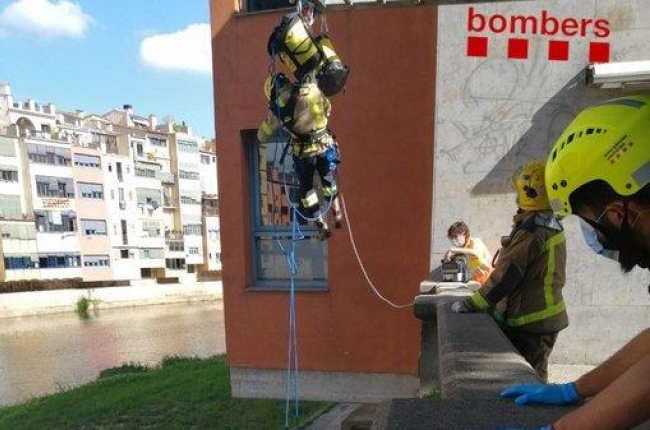Efectivos de los Bomberos y del SEM rescatan a un hombre después de caer al cauce del río Onyar