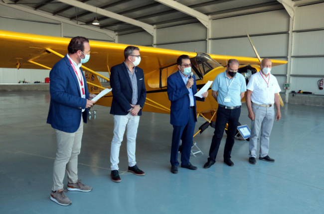 La presentación del avión Piper J3 en el hangar del Reial Aeri Club en el aeropuerto de Alguaire. 