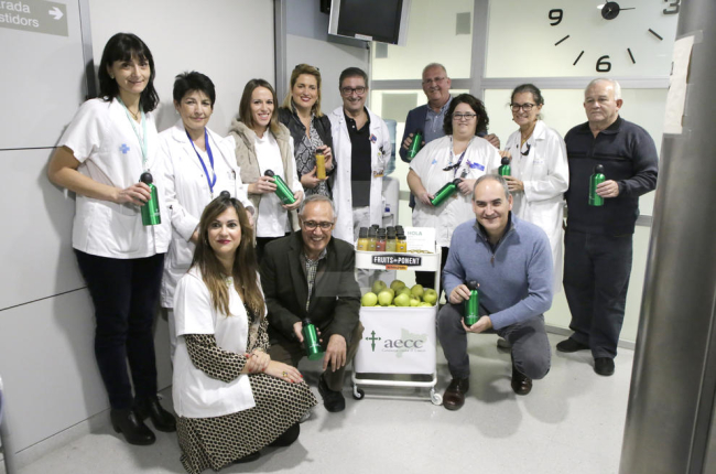 L'Hospital Arnau de Lleida reparteix sucs i fruita fresca als pacients oncològics i els familiars durant el tractament