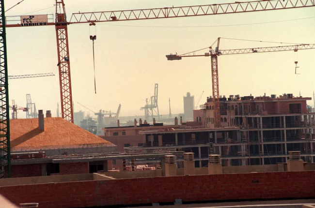 Imatge d’edificacions d’habitatges, que remunten després d’anys de crisi.