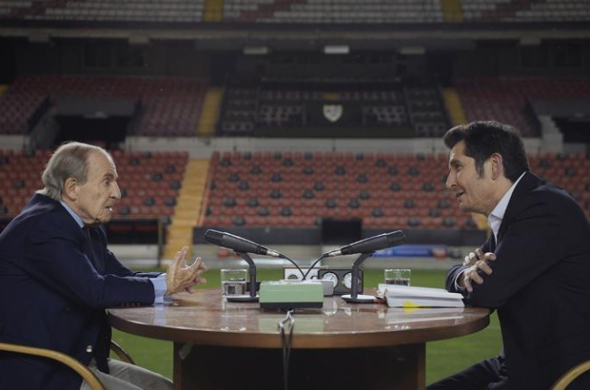 El popular periodista esportiu conversa amb Carlos del Amor.