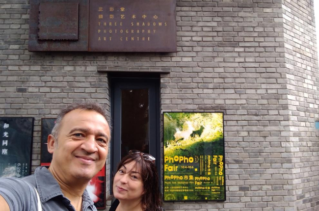Autoretrat de Jordi Jové i Espe Pons davant el Three Shadows Photography Art Centre de Pequín.