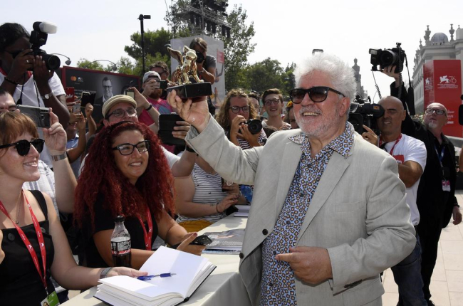 Pedro Almodóvar, ahir a la tarda exultant davant dels fans després de rebre el Lleó d’Or, i Scarlett Johansson, estrella a la catifa roja.