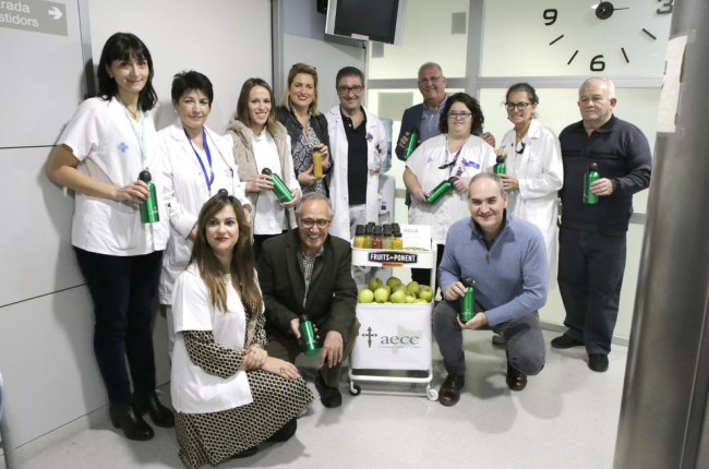 Imagen de familia de los organizadores del proyecto ‘Amb tu’, que ofrecerá agua y fruta a los pacientes.