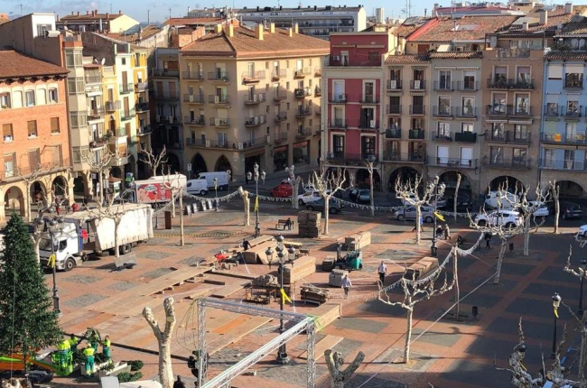 Los trabajos previos a la instalación de la pista de hielo de Balaguer.
