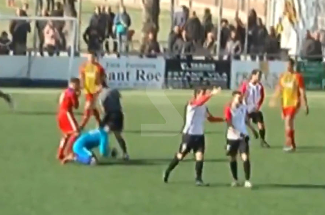 VÍDEO. Un àrbitre lleidatà, agredit per un porter