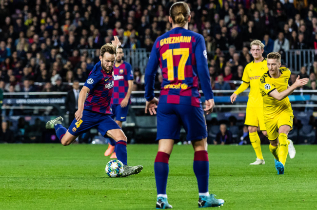 Ivan Rakitic es disposa a xutar a porteria davant del seu company Antoine Griezmann.