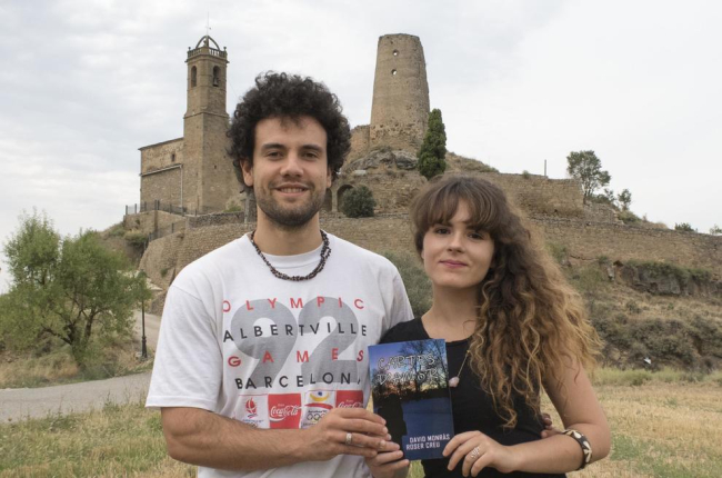 Los jóvenes David Monràs y roser Creu con su libro 'Cartes d'amor'.