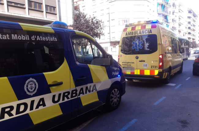 Un vehículo del SEM y uno de la Guardia Urbana de Lleida