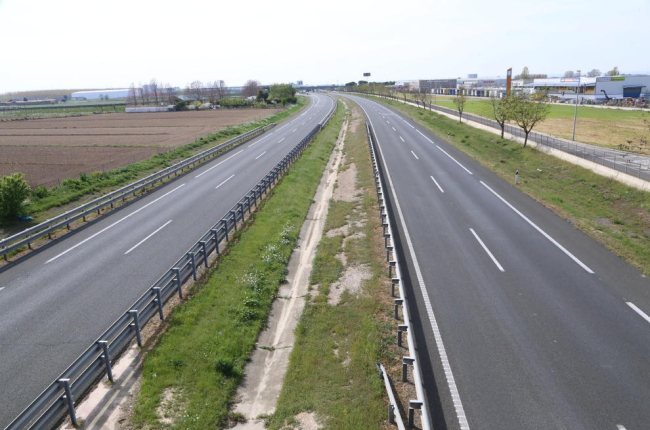 L’autovia A-2, ahir presentava aquest aspecte, completament deserta.