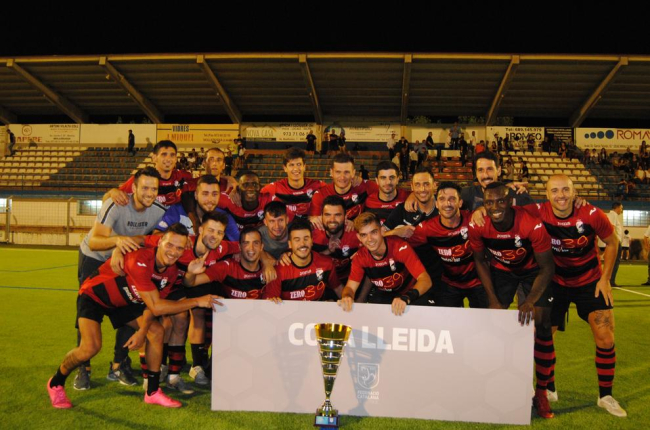 L’EFAC celebra la consecució de la Copa Lleida després de la victòria davant del Borges, ahir al Municipal de Mollerussa.