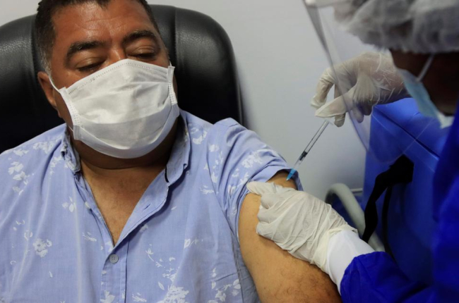 Inmunizados con 6 vacunas distintas podrán entrar en España desde el lunes