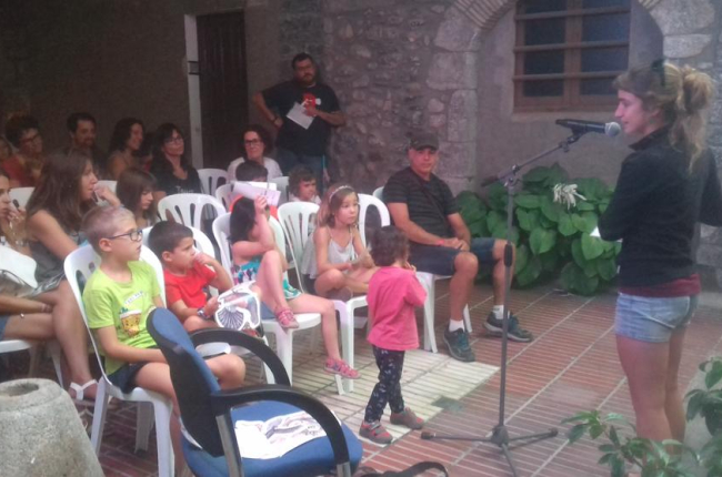 Una de las primeras actividades y presentaciones de libros para los más pequeños, ayer en Organyà.