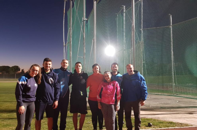 Grupo de lanzadores del Lleida UA, con los entrenadores David Rubio y Albert Segués.