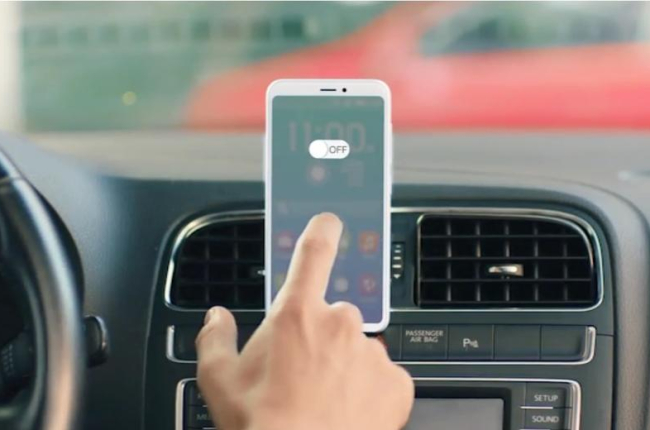 Imatge de la campanya en la qual Trànsit recomana apagar el mòbil quan es condueix.