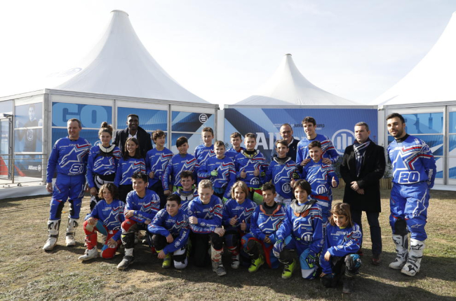 Àlex Márquez, campeón de Moto2, visitó ayer a los alumnos del campus Allianz en el circuito de Rufea junto al alcalde Miquel Pueyo.