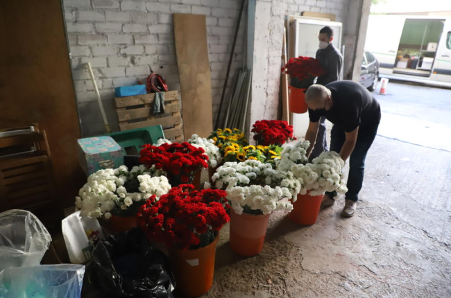 El Patronat del Corpus de Lleida, preparant ahir les flors amb què decoraran l’Eix.