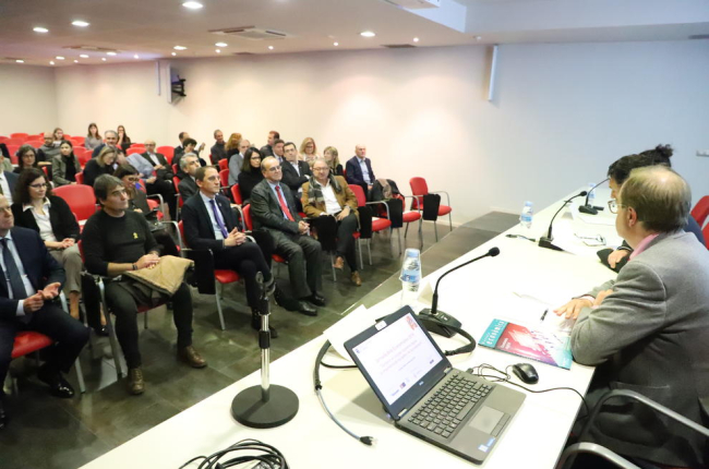 Algunos de los asistentes a la jornada durante la presentación.