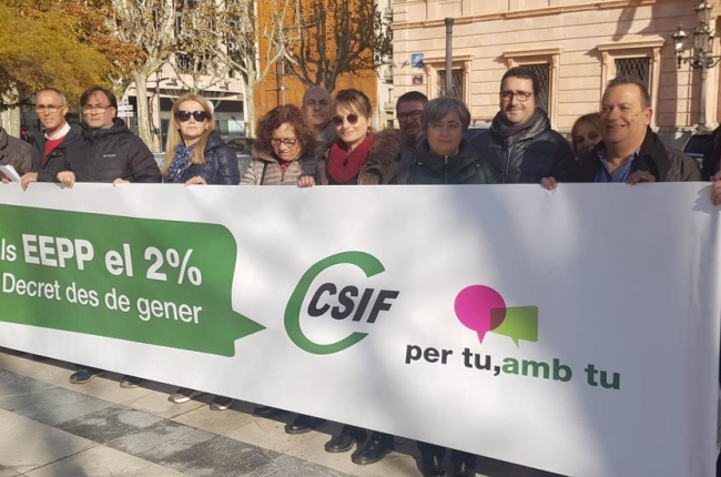 Protesta de funcionarios frente a la subdelegación en Lleida.