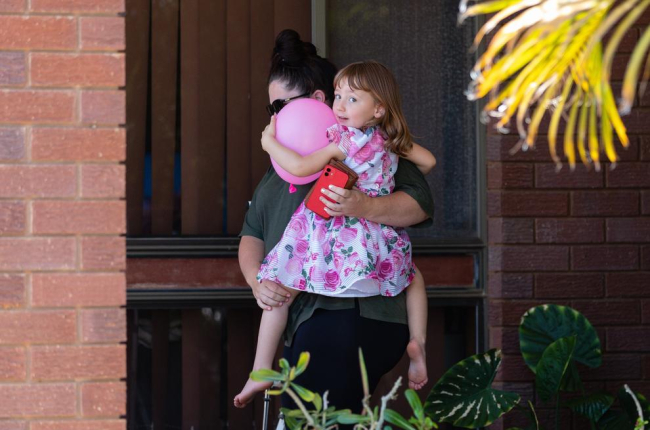La niña rescatada el miércoles, en brazos de su madre.