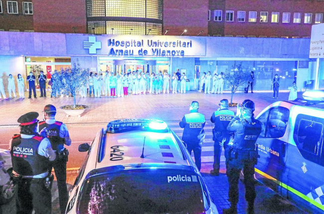 Acte de reconeixement dels cossos policials i de Bombers als sanitaris divendres passat a l’Arnau de Vilanova.