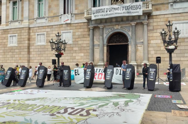 ‘Performance’ amb taüts a la protesta d’ahir per simbolitzar el risc per al medi ambient.