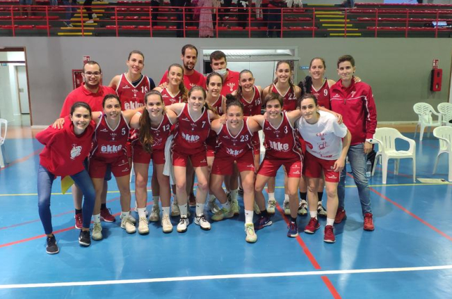 Las jugadoras y el cuerpo técnico del CB Lleida después de conseguir la victoria ante L’Hospitalet.